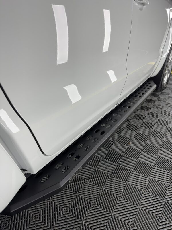 Estribos Steeltiger Blacktrend punteras acero