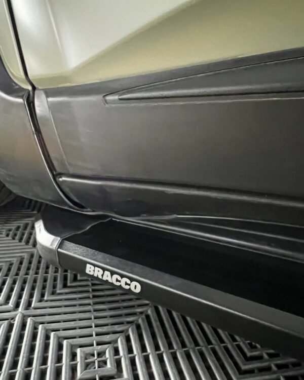 Estribos B2 negros Bracco
